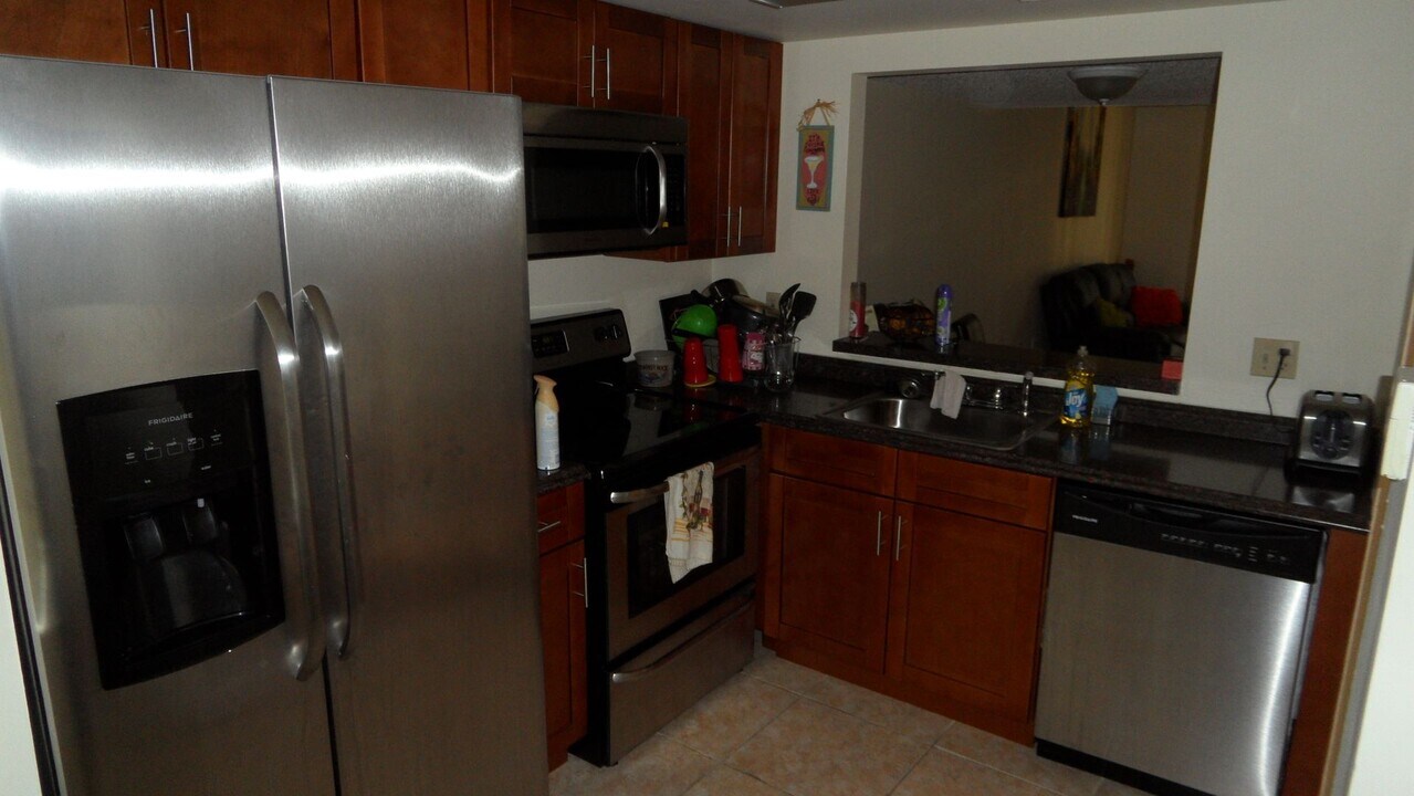 3884 NW 90th Ave in Sunrise, FL - Building Photo