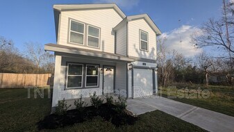 411 Sandall St in Navasota, TX - Building Photo