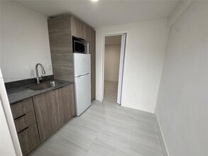 340 E 57th St in Hialeah, FL - Building Photo - Building Photo