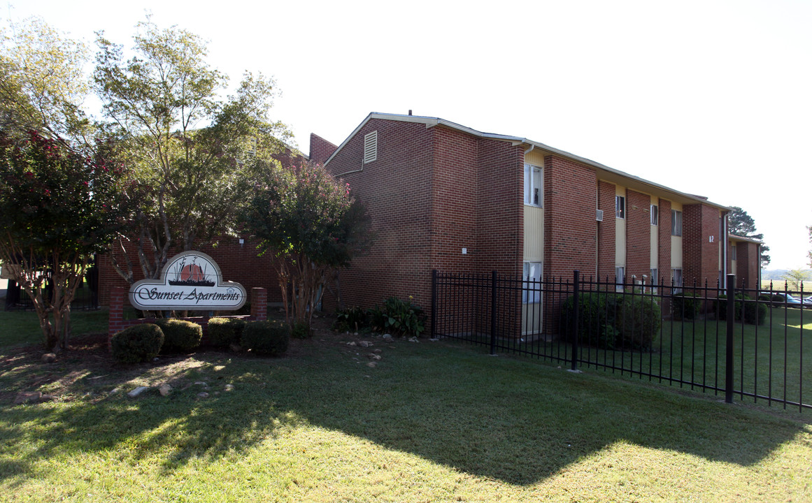 Sunset Plaza in Jackson, MS - Building Photo