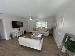 1702 High Ridge Rd in Lake Worth Beach, FL - Foto de edificio - Building Photo