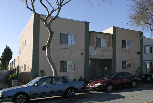 1240 E 17th St in Long Beach, CA - Foto de edificio - Building Photo