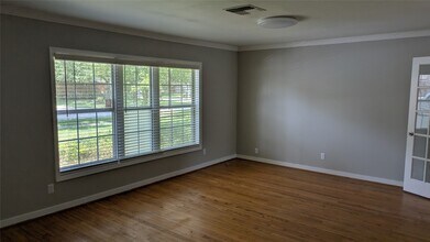 5303 Evergreen St in Bellaire, TX - Building Photo - Building Photo