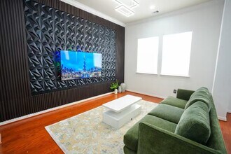 5625 Dolores St in Houston, TX - Building Photo - Building Photo