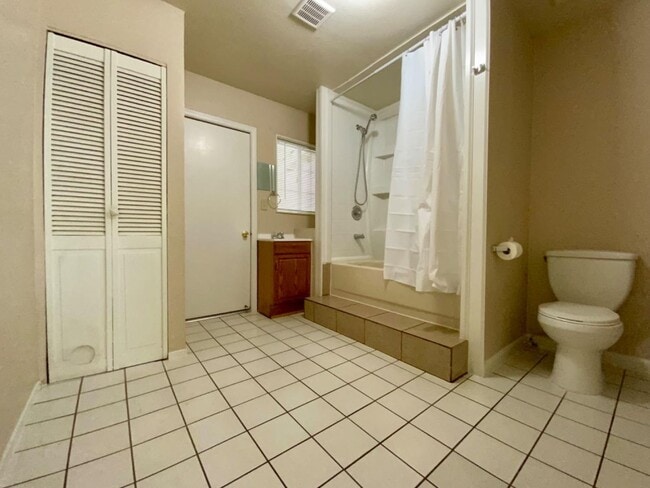 2228 Roanoke Ave in Sacramento, CA - Building Photo - Building Photo