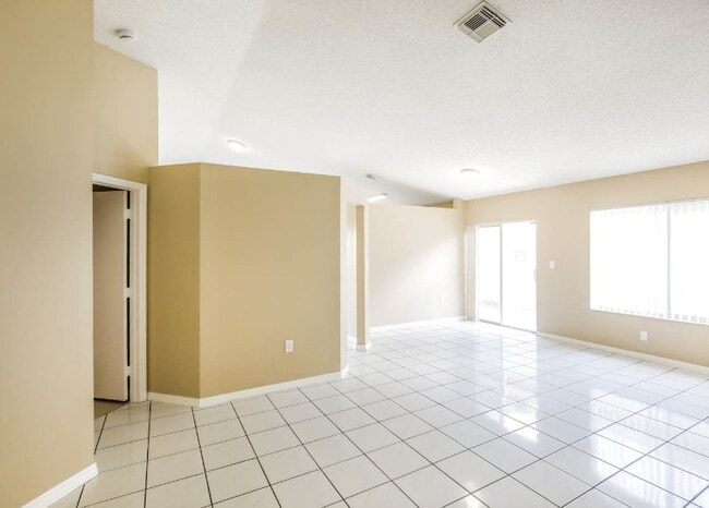 14233 SW 177th Terrace in Miami, FL - Foto de edificio - Building Photo