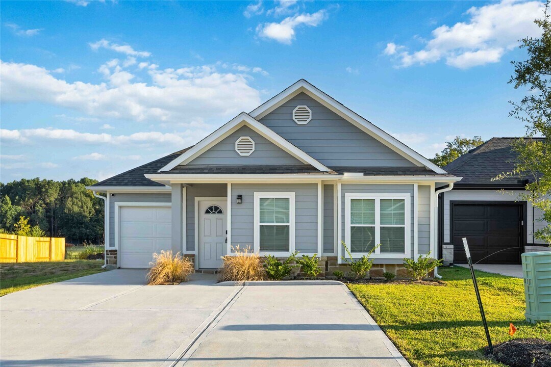 11824 E Gate Dr in Willis, TX - Building Photo