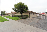 Vista Tierra Apartment Homes in Anaheim, CA - Foto de edificio - Building Photo