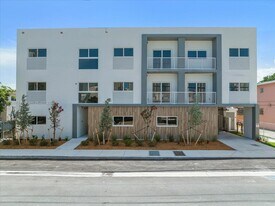 420 SW 7th Ave, Unit 301 in Miami, FL - Building Photo