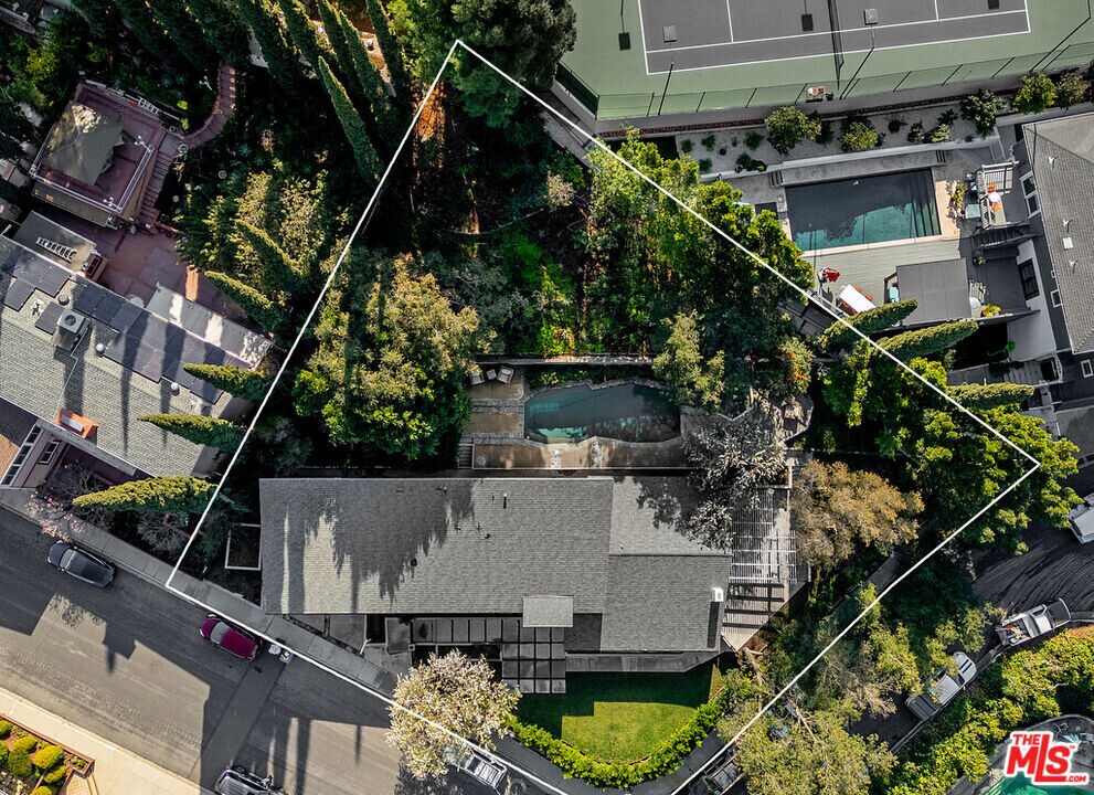 3585 Alana Dr in Los Angeles, CA - Building Photo
