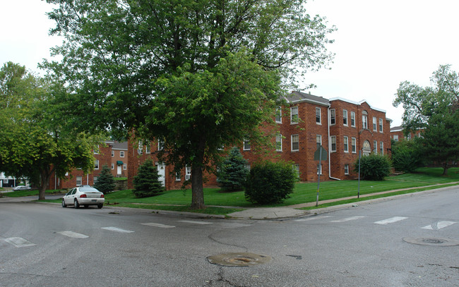 Hillside Court Apartments in Omaha, NE - Foto de edificio - Building Photo