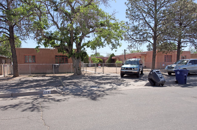 118-122 Charleston St SE in Albuquerque, NM - Foto de edificio - Building Photo