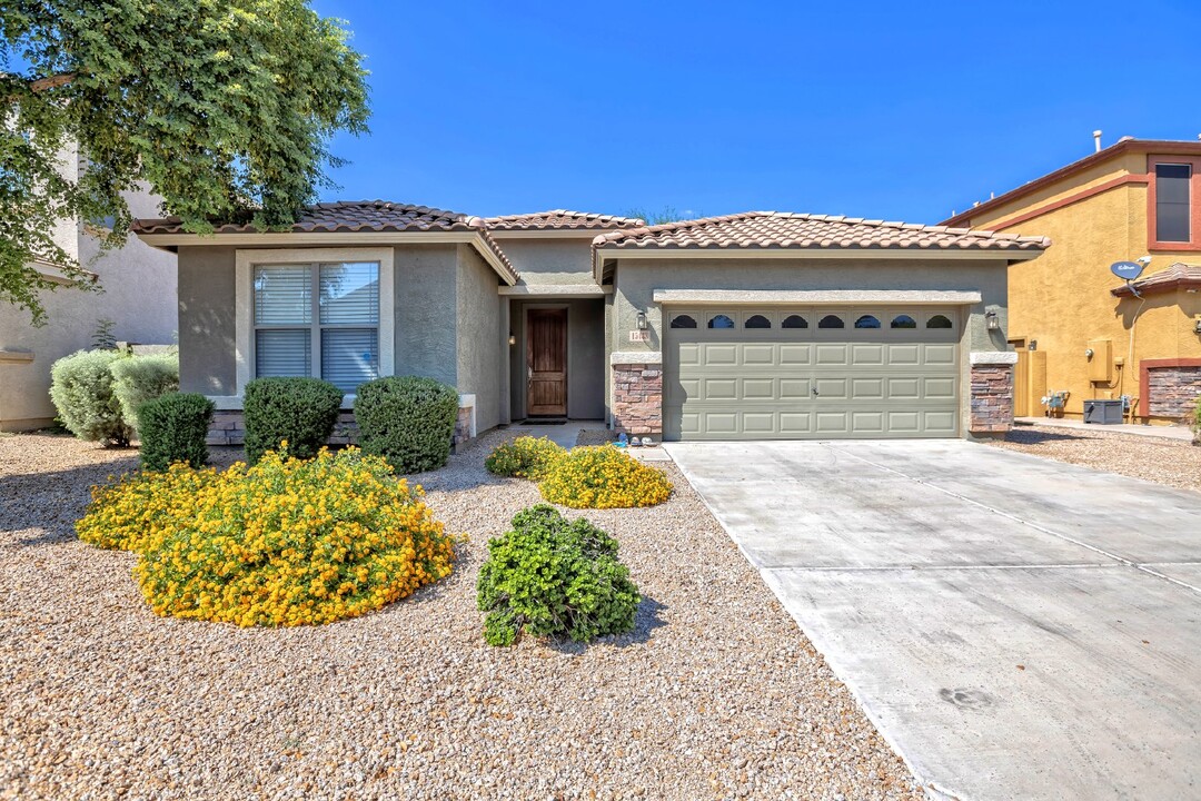 15438 W Monterosa St in Goodyear, AZ - Building Photo