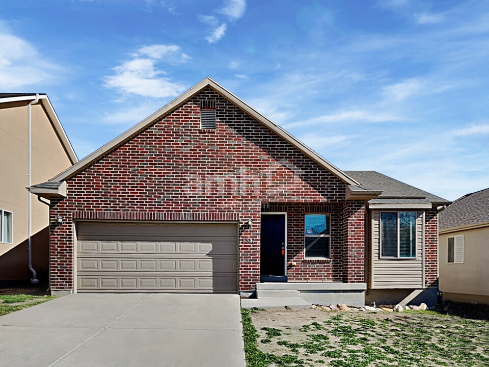 8347 Holly Oak Dr in West Jordan, UT - Foto de edificio
