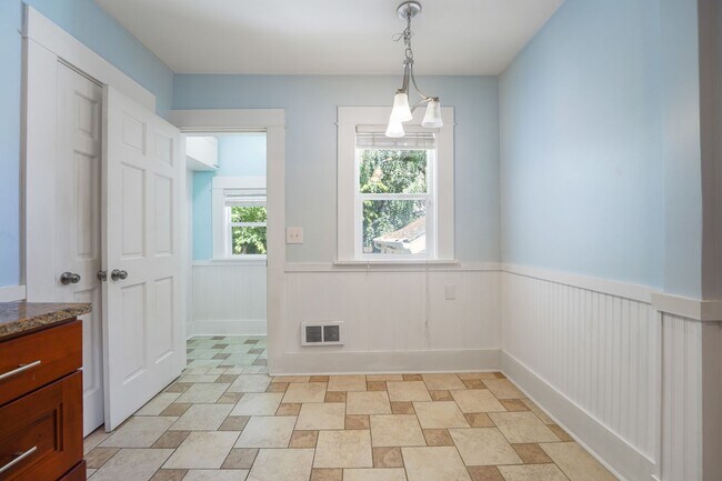 2130 Dexter Ave N in Seattle, WA - Building Photo - Building Photo