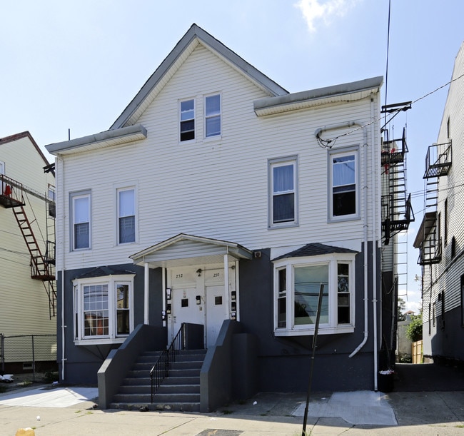 250-252 Van Houten St in Paterson, NJ - Building Photo - Building Photo