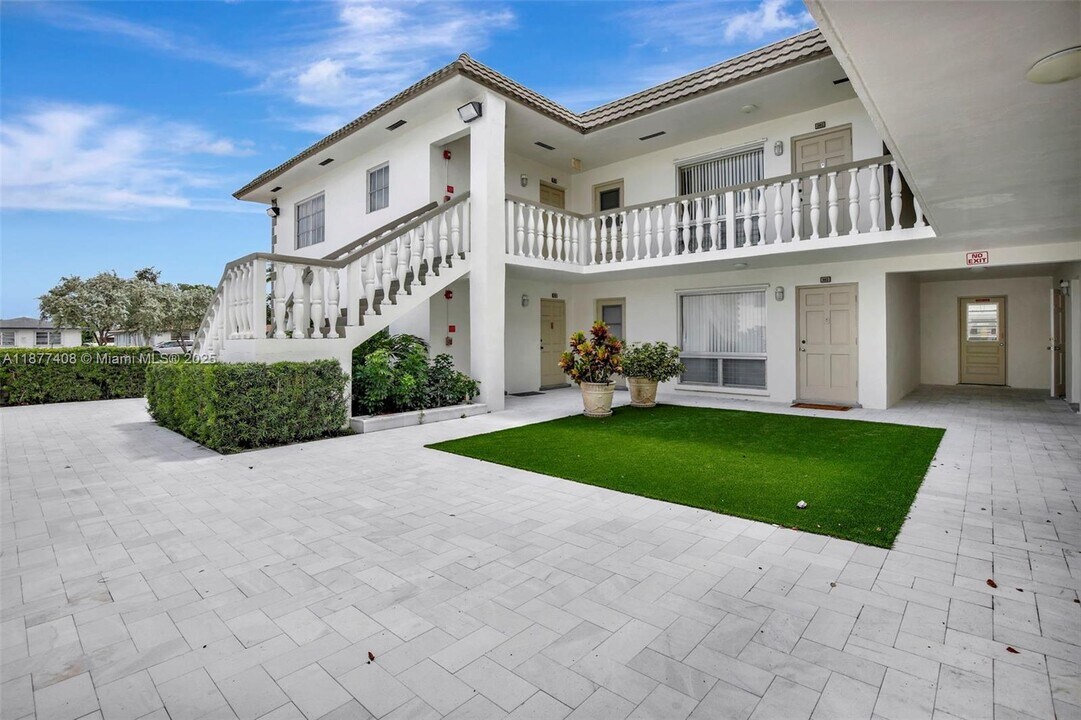 5420 Hollywood Blvd in Hollywood, FL - Building Photo