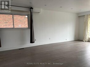 20 Shrewsbury Square in Toronto, ON - Building Photo - Building Photo