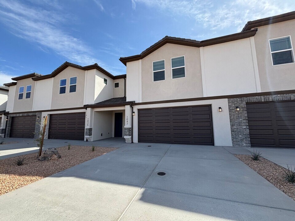 1047 S 4380 W in Hurricane, UT - Building Photo