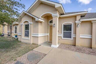 5819 St Sylvia Loop in Laredo, TX - Building Photo - Building Photo