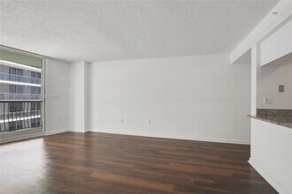 1756 N Bayshore Dr, Unit 36G in Miami, FL - Building Photo - Building Photo