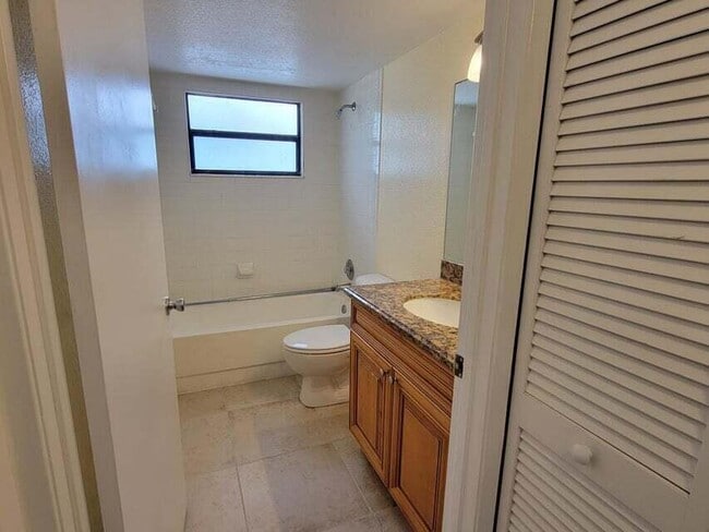 1442 Lake Crystal Dr in West Palm Beach, FL - Foto de edificio - Building Photo