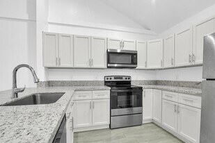 13910 Folkestone Cir in Wellington, FL - Building Photo