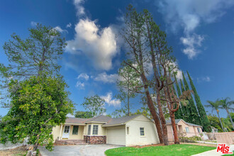 18313 Bessemer St in Los Angeles, CA - Foto de edificio - Building Photo