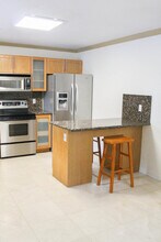 121 NE 3rd St-Unit -1-2 in Dania Beach, FL - Building Photo - Building Photo