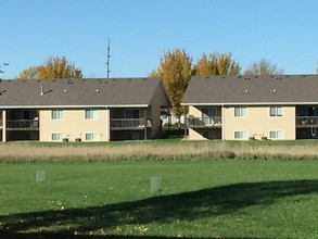 Meadowbrook Apartments in Sioux Falls, SD - Building Photo - Building Photo