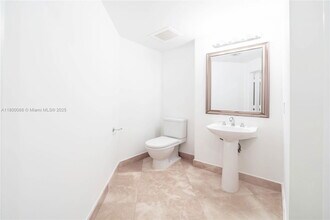 3330 NE 190th St in Miami, FL - Building Photo - Building Photo