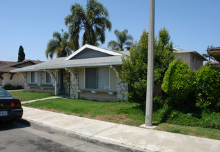 16651 Bartlett Ln in Huntington Beach, CA - Foto de edificio - Building Photo