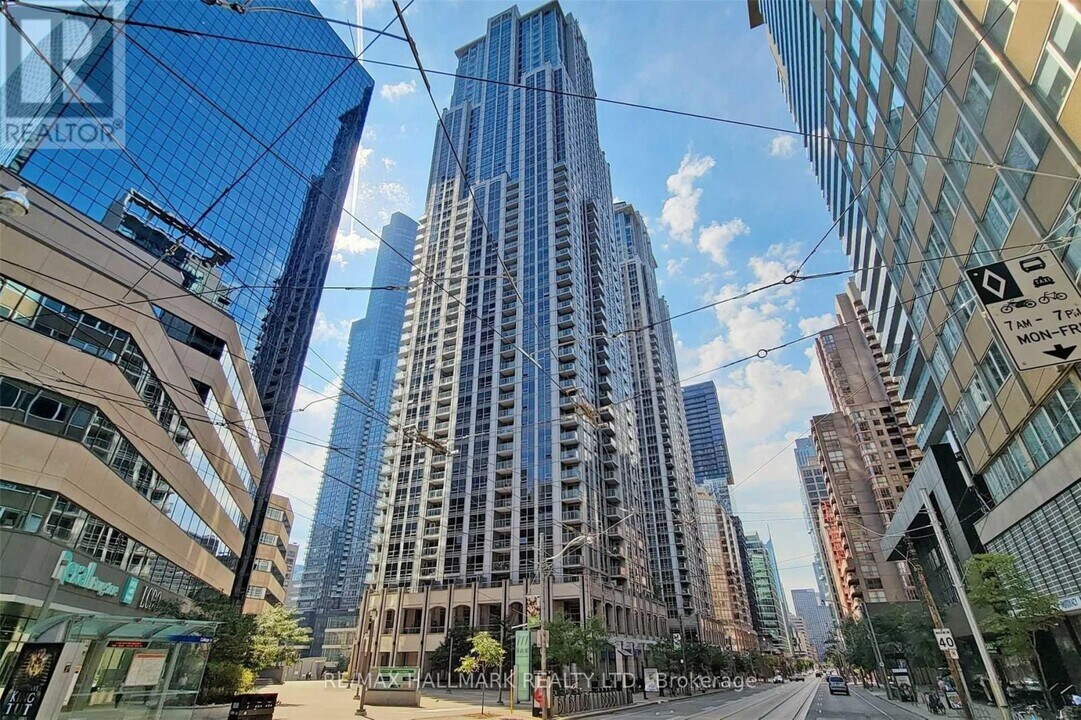 736 Bay St. in Toronto, ON - Building Photo