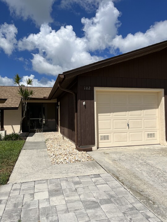 102 Round Key Cir in Naples, FL - Foto de edificio