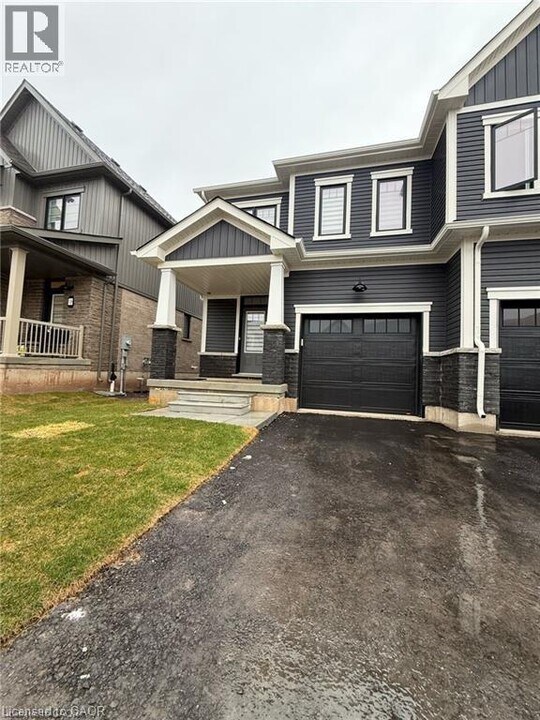 100 masters street in Welland, ON - Building Photo