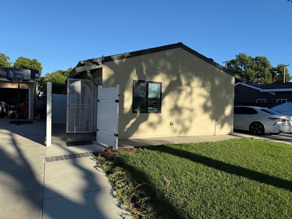 12122 Bluefield Ave in La Mirada, CA - Building Photo