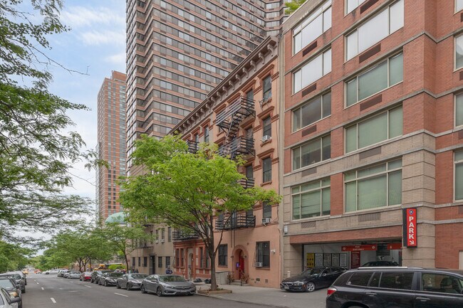 154 E 97th St in New York, NY - Building Photo - Building Photo