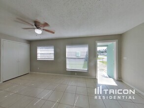 10002 N 24th St in Tampa, FL - Foto de edificio - Building Photo