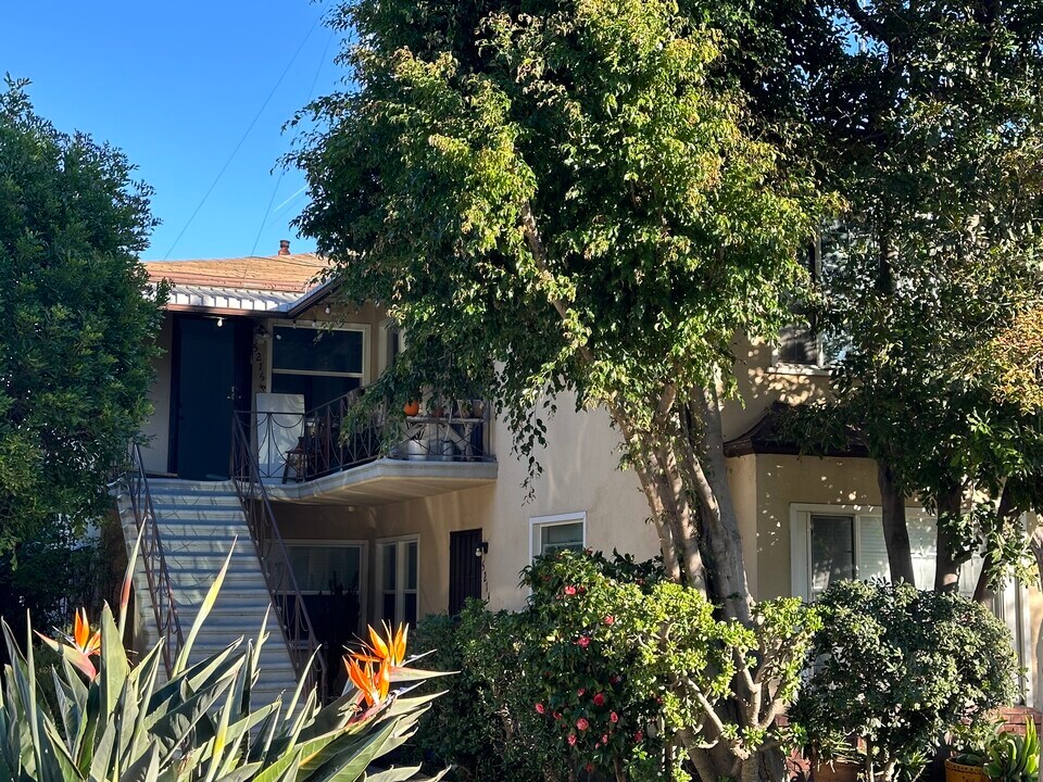 5216 1/2 Agnes Ave, Unit 5216.5 in Valley Village, CA - Foto de edificio