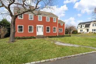 25 Cove Rd in Greenwich, CT - Building Photo - Building Photo