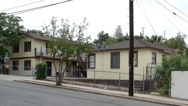 120-124 E Prospect Ave in Lake Elsinore, CA - Foto de edificio - Building Photo