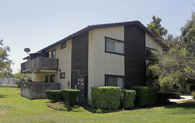 17295 Orange Way in Fontana, CA - Building Photo - Building Photo