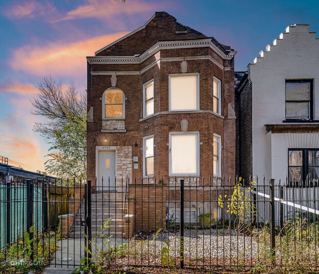 1932 S Sawyer Ave in Chicago, IL - Building Photo - Building Photo