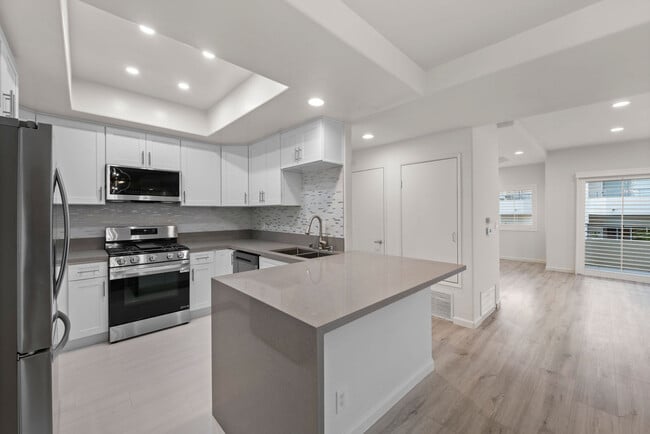 Carlyle Condominiums in Sherman Oaks, CA - Building Photo - Building Photo