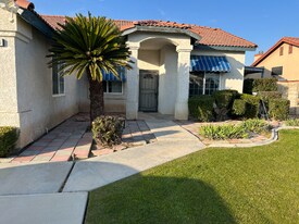 9110 Sonoma Way in Bakersfield, CA - Building Photo