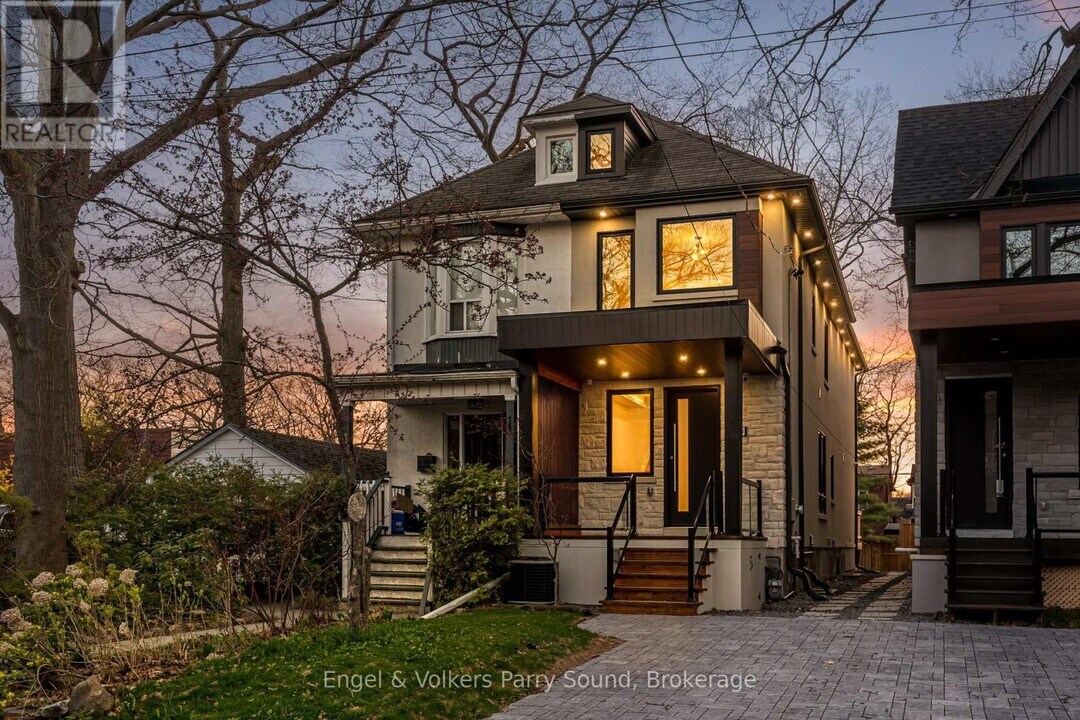 230 Willow Ave in Toronto, ON - Building Photo