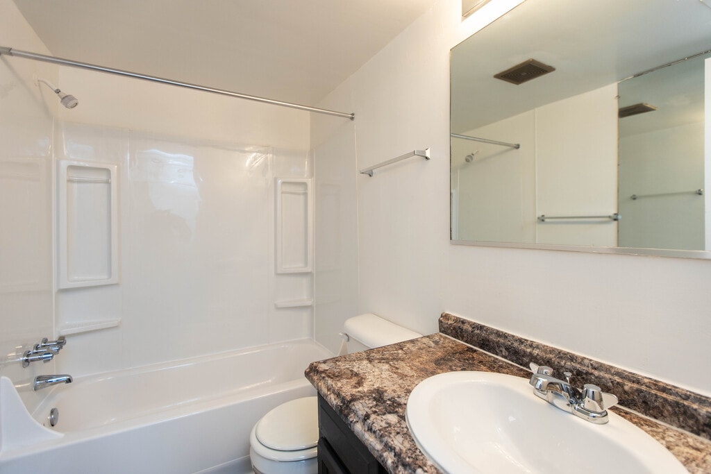 The Life at Edgewater Landing Apartments in Columbus, OH