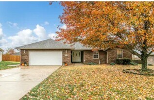 708 W Bryant St in Nixa, MO - Building Photo