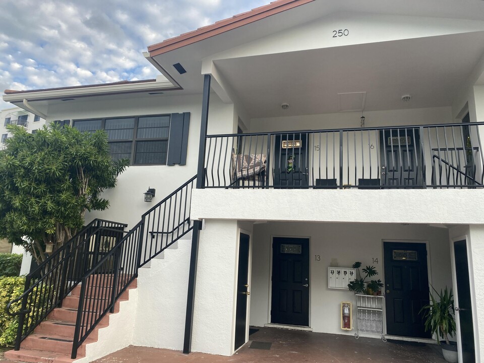 250 SW 7th St in Boca Raton, FL - Foto de edificio