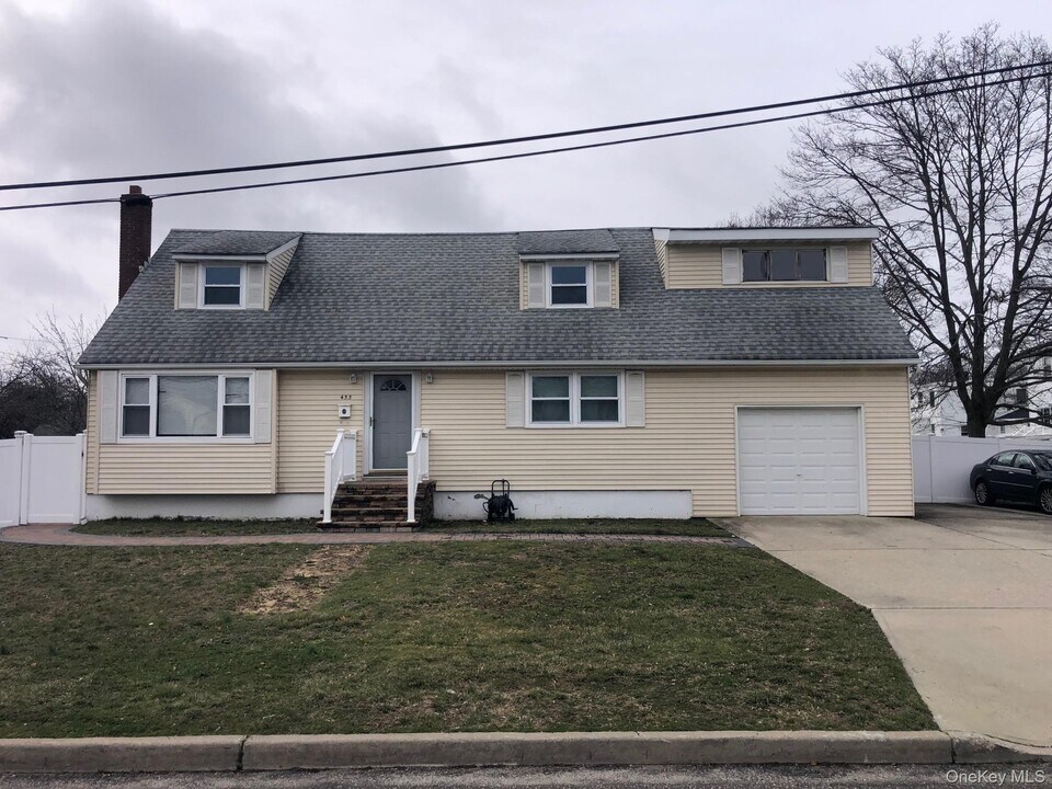 433 New York Ave in Lindenhurst, NY - Building Photo